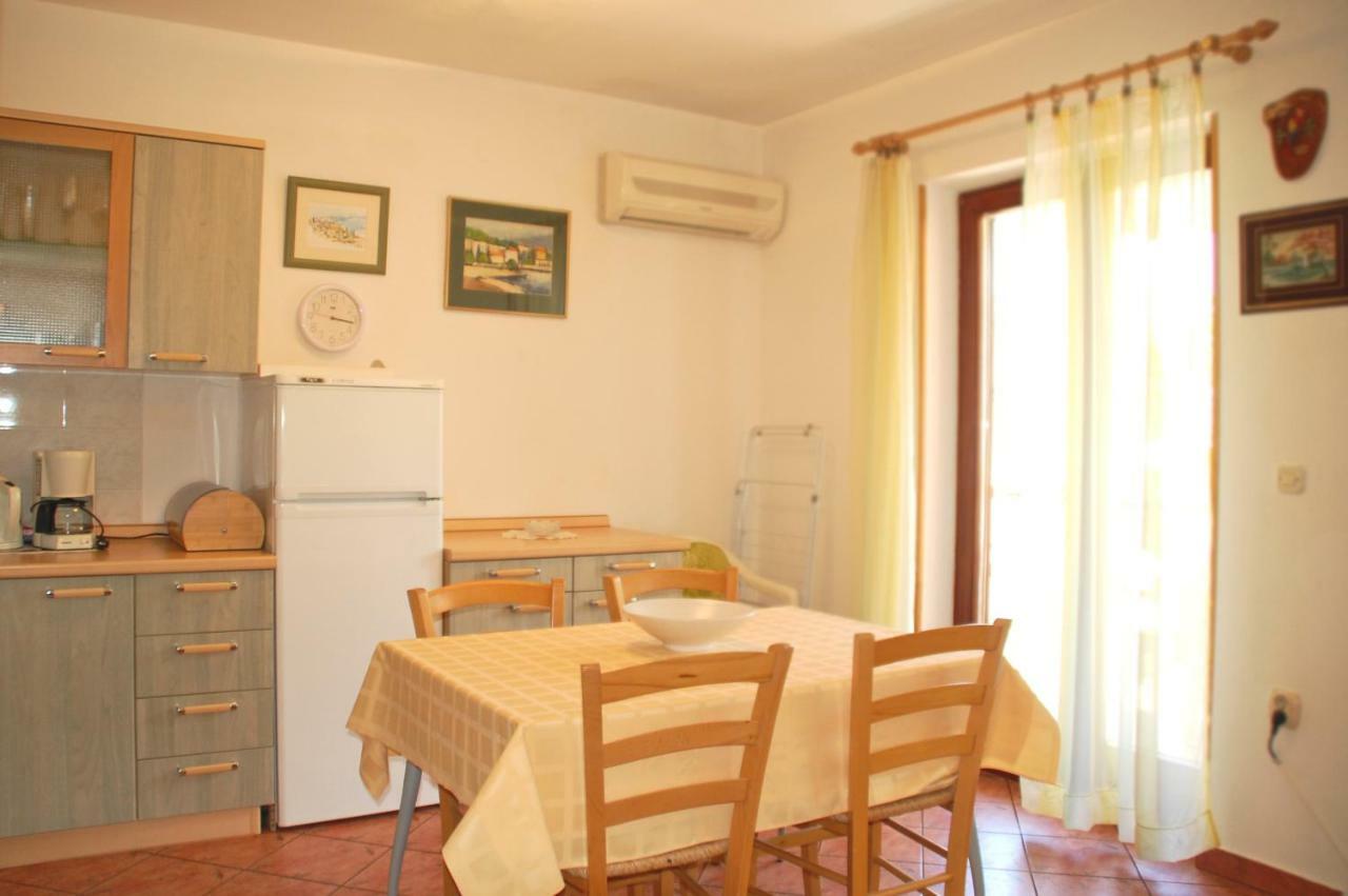 Apartment Branko With Free Parking Ičići Eksteriør bilde